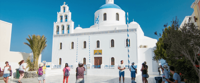 ekklisia panagia platsani church in oia town on santorini island greece with visiting sightseeing tourists at the historical greek landmark ble2vxg6lx thumbnail full13